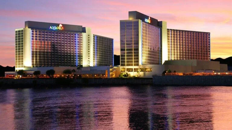 Mesa de casino con crupier en vivo